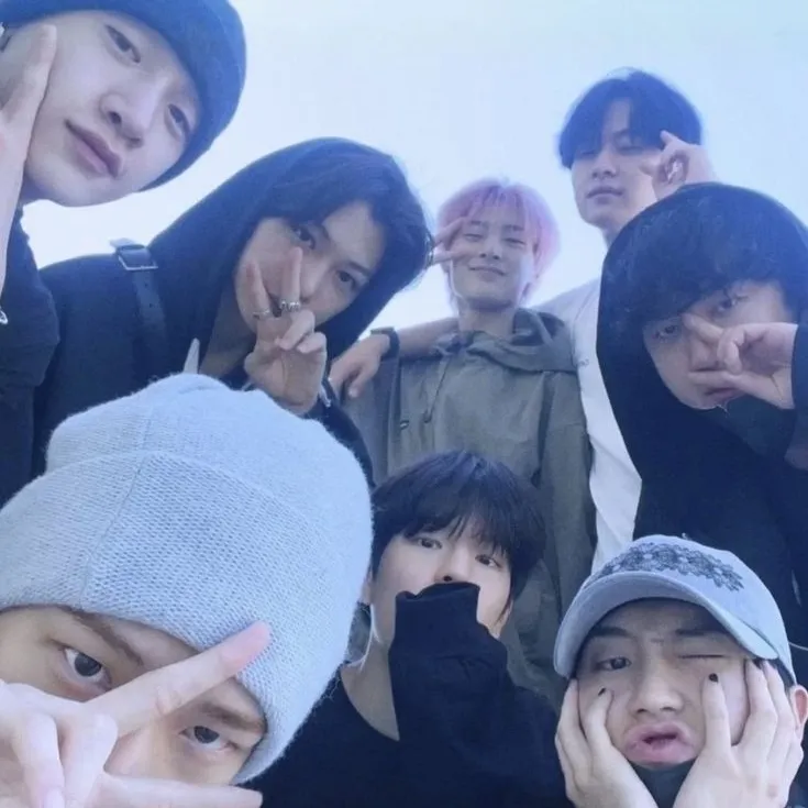 Minimalist Stray kids avatar para sa google chat integration, na nagtatampok ng adaptive emotional expression