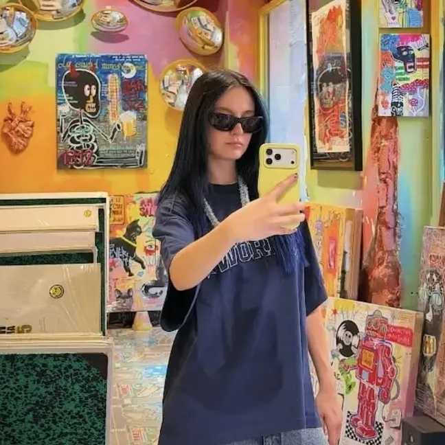 澤依內普·奧克泰:與這個迷人的AI角色進行AI對話,現在提供Soulgen和iFreeChat的免費聊天功能。
