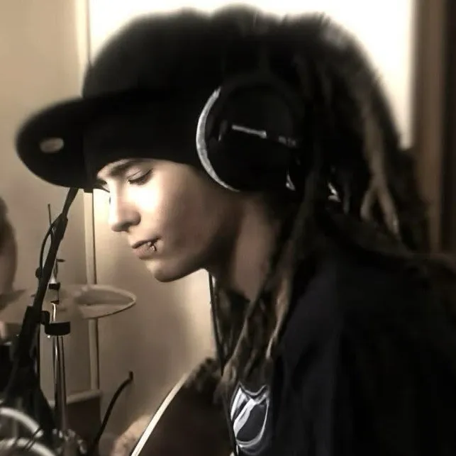 Minimalist Your boyfriend Tom Kaulitz avatar for google chat integration, featuring adaptive emotional expressions