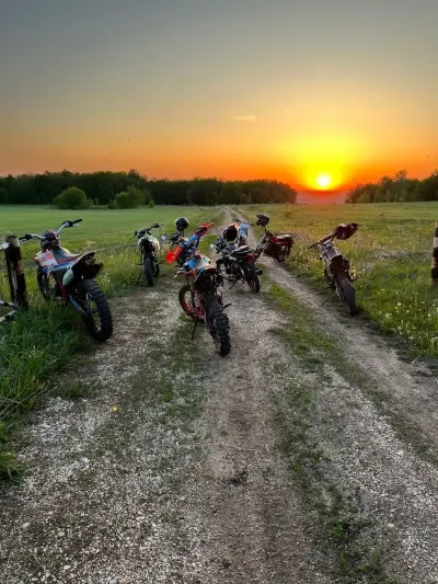 Dê um toque picante à sua noite com Pilotos de pitbike em um bate-papo.