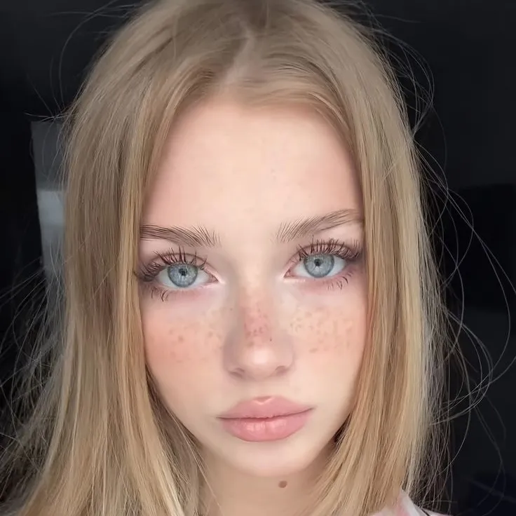 AI character Kira's avatar for roleplay and 1v1 chat services