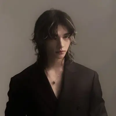 Hyunjin : Rencontrez le personnage principal de notre monde d'IA, avec une liste de traits de caractère et des capacités de discussion d'IA.	