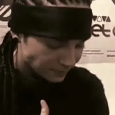 Tom Kaulitz - Tu enemigo: Retrato de compañero de DeepBrain AI para chat en línea gratuito y conversaciones abiertas