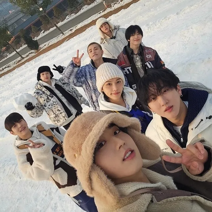 Stray Kids - 隠れた癌: 暗号化された 1 対 1 のチャット機能を備えた安全な AI チャットボット アバター