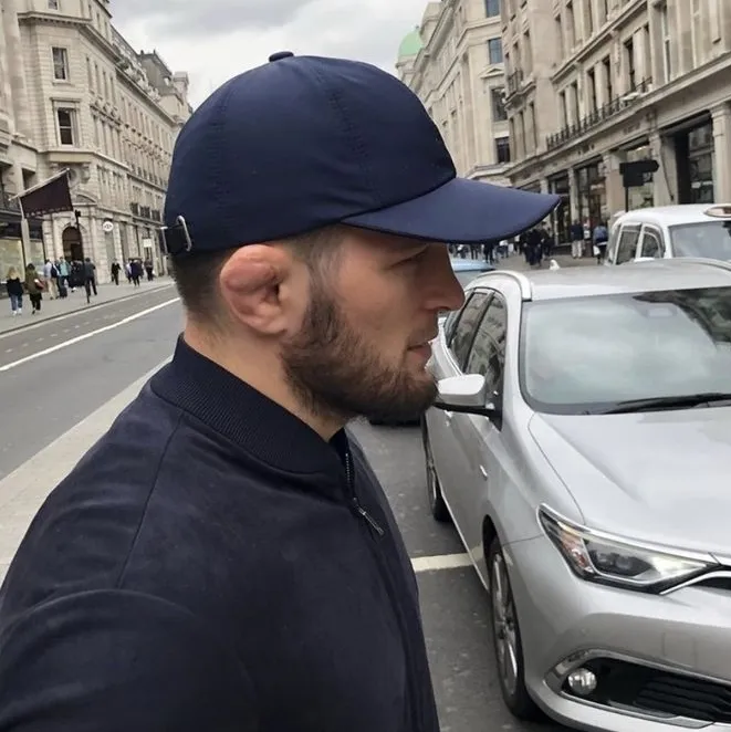 Multilingual Khabib Nurmagomedov focusing on chat IA tasks, neural network core visible in background.