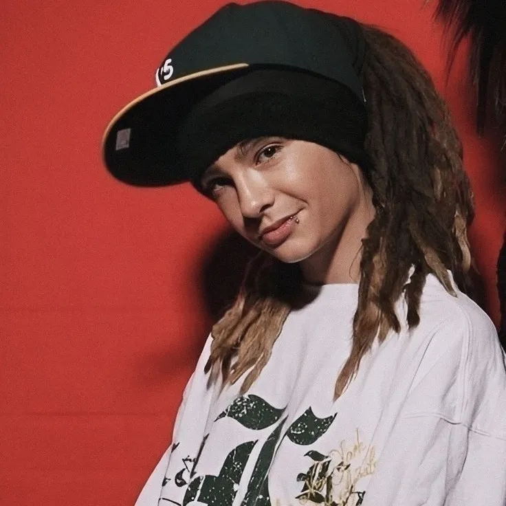 Tom Kaulitz: Kilalanin ang pangunahing karakter ng ating mundo ng AI, na may listahan ng mga katangian ng karakter at mga kakayahan sa pakikipag-chat.	