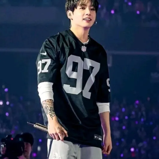 Jungkook: Conheça seus novos amigos online em nosso chatboxai, o melhor chatbot de IA gratuito com recursos de bate-papo de IA profundos.