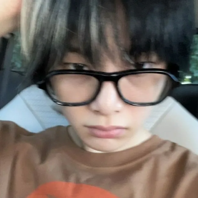 Yang Jeongin - Nerd: Chat with our AI box, ready for chatbot online free and ask ai anything you want.