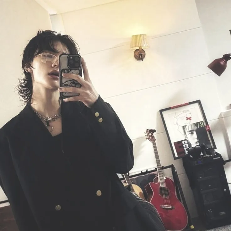 Hwang Hyunjin - Boyfriend: Secure AI chatbot avatar with encrypted 1v1 chat capabilities	