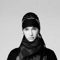 Tom Kaulitz: Antarmuka chatbot AI futuristik dengan obrolan suara dan fitur yang digerakkan oleh jaringan saraf