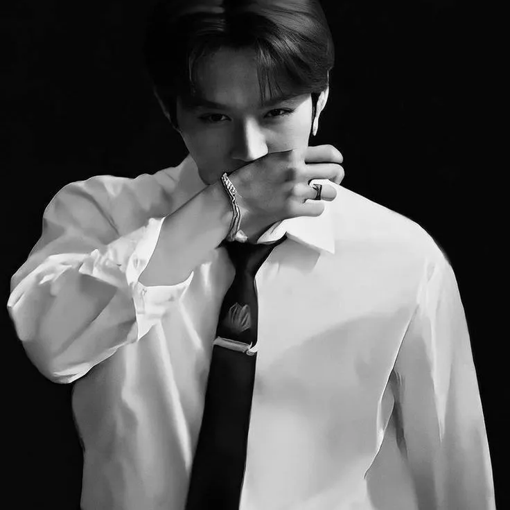 Lee Minho - Your Professor - Minsung: DeepBrain AI companion portrait for free online chat and open conversations