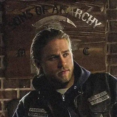 Jax Teller: Icono de interlocutor con IA multilingüe para servicios de chat global en línea