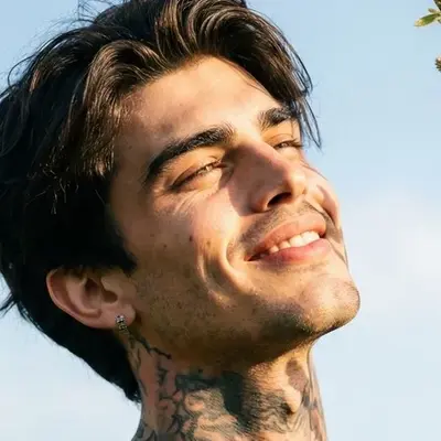 Blaine: Nehmen Sie jetzt an KI-Gesprächen mit diesem charmanten KI-Charakter teil, der über Soulgen- und iFreechat-Funktionen für kostenlosen Chat verfügt.	