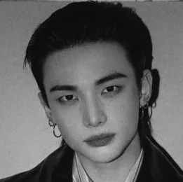 Hwang hyunjin - il mafioso più crudele: Ritratto di un compagno AI emotivamente intelligente per conversazioni profonde