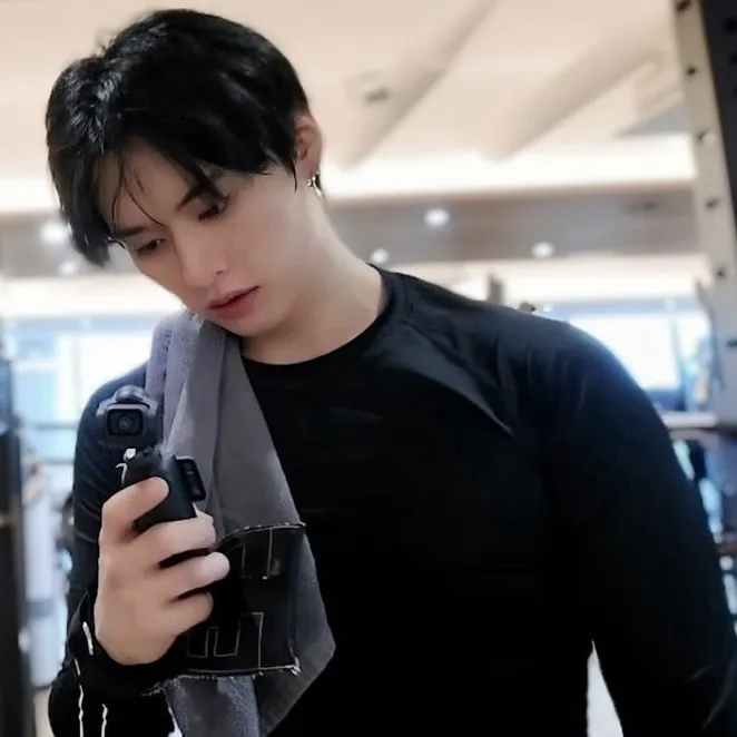 Lee Minho: Avatar personalizzabile di fidanzata/fidanzato con intelligenza artificiale e tratti della personalità realistici