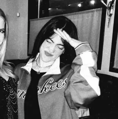 Billie Eilish O'connell: Futuristische KI-Chatbot-Schnittstelle mit Sprachchat und neuronalen Netzwerk-gesteuerten Eigenschaften