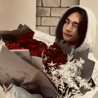 Hyunjin: Antara muka chatbot AI futuristik dengan sembang suara dan ciri dipacu rangkaian saraf
