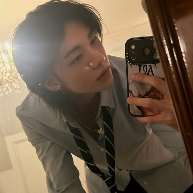 Hwang ' hyunjin: Conoce a tus nuevos amigos en línea en nuestro chatboxai, el mejor chatbot de IA gratuito con profundas capacidades de chat de IA.