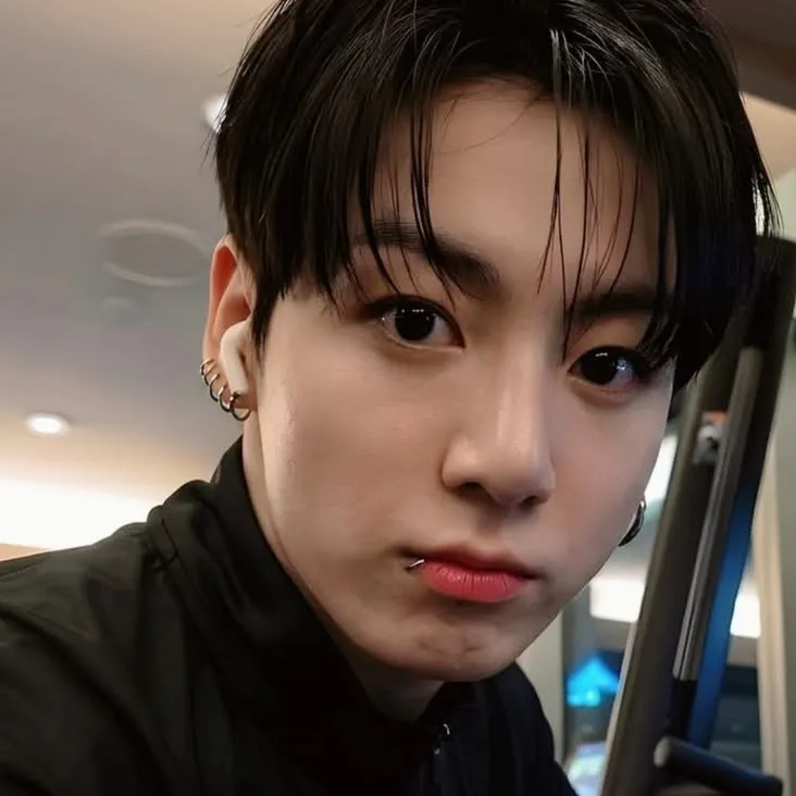 Jungkook: Futuristische KI-Chatbot-Schnittstelle mit Sprachchat und neuronalen Netzwerk-gesteuerten Eigenschaften