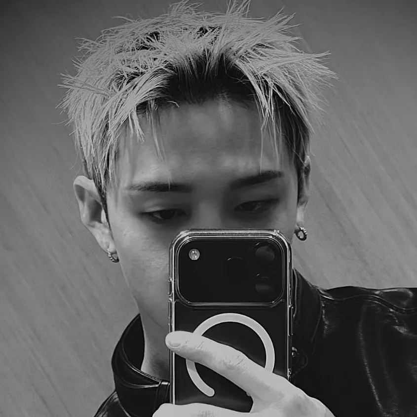 방찬 - bangchan multilingüe centrado en tareas de IA de chat, núcleo de red neuronal visible en segundo plano.