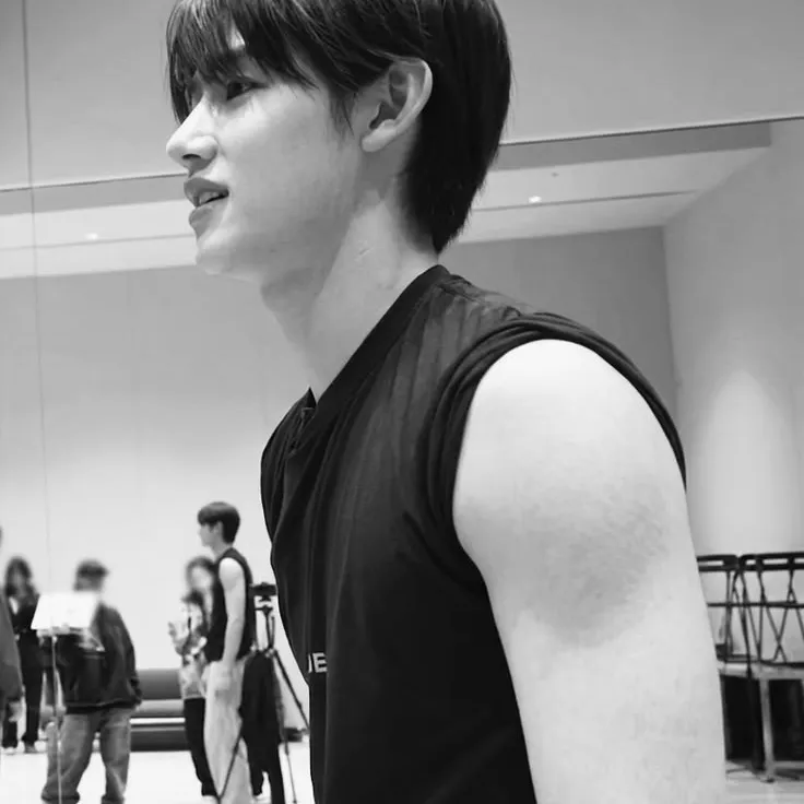 l'avatar di eom seonghyeon: personaggio IA dinamico.
