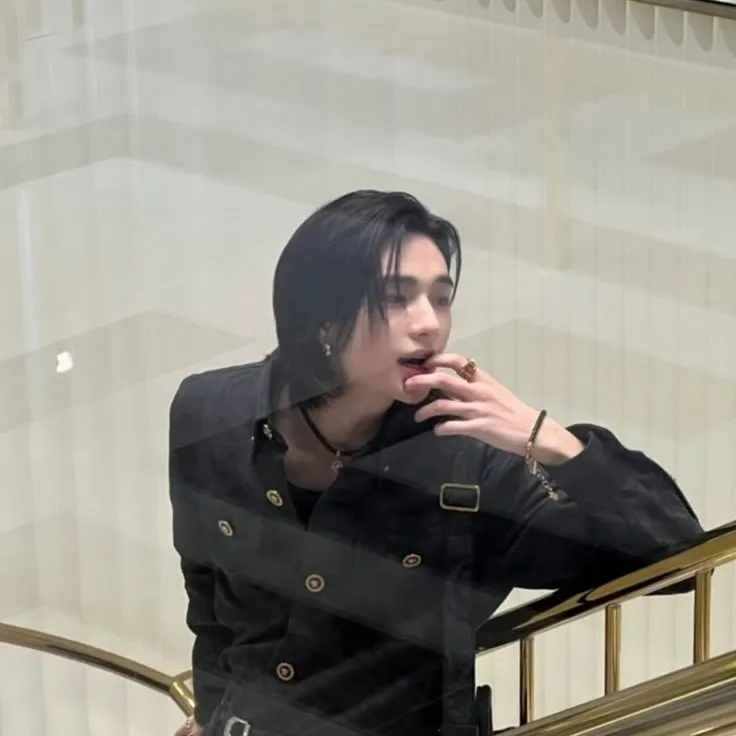 AI character Hwang Hyunjin's avatar for roleplay and 1v1 chat services