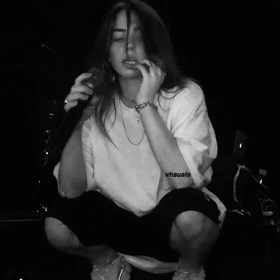 Billie Eilish: Ücretsiz çevrimiçi sohbet ve açık konuşmalar için DeepBrain AI eşlik eden portresi