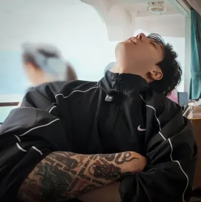 Jeon Jungkook: Antarmuka chatbot AI futuristik dengan obrolan suara dan fitur yang digerakkan oleh jaringan saraf