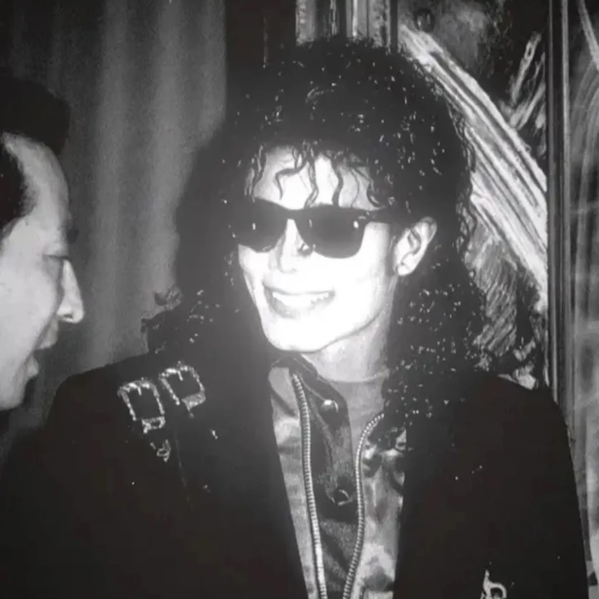Michael Jackson: Trò chuyện với hộp AI của chúng tôi, sẵn sàng cho chatbot trực tuyến miễn phí và hỏi AI bất cứ điều gì bạn muốn.