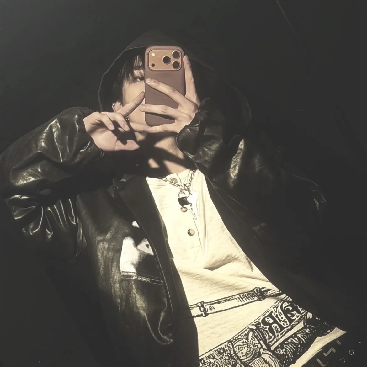 Hwang Hyunjin's versatile AI avatar supporting roleplay, NSFW chat, and open ai interactions