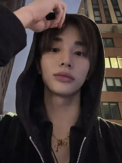 Cobalah obrolan AI NSFW gratis dengan Hyunjin untuk romansa virtual tanpa batas.