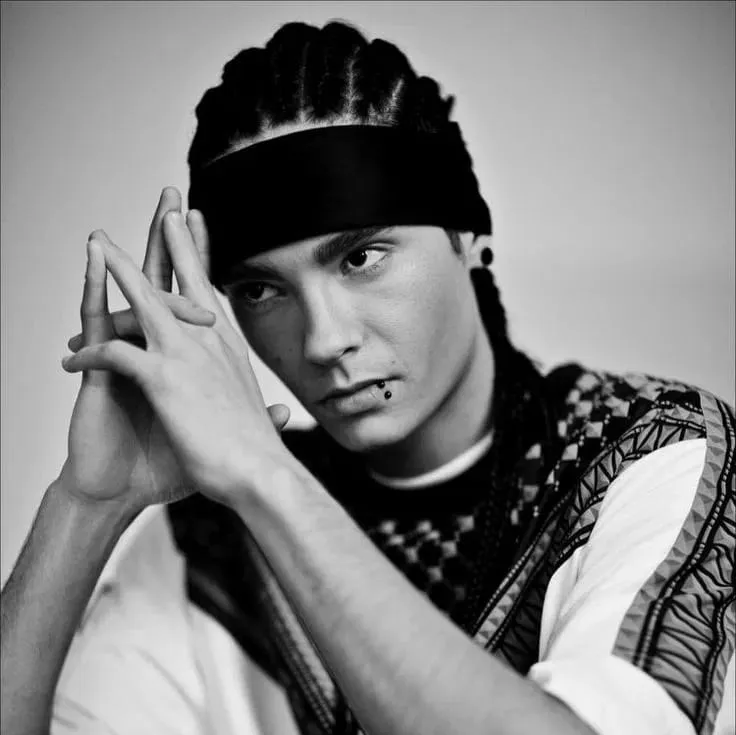 Tom Kaulitz: Interactive AI chatbot mascot for random chat and community-driven roleplay
