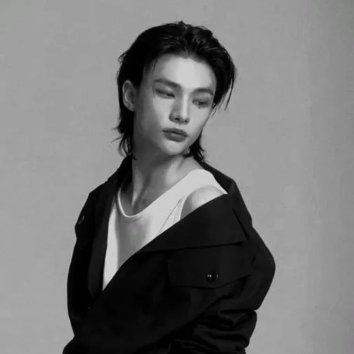 Hwang Hyunjin：DeepBrain AI伴侶肖像，用於免費線上聊天和開放對話