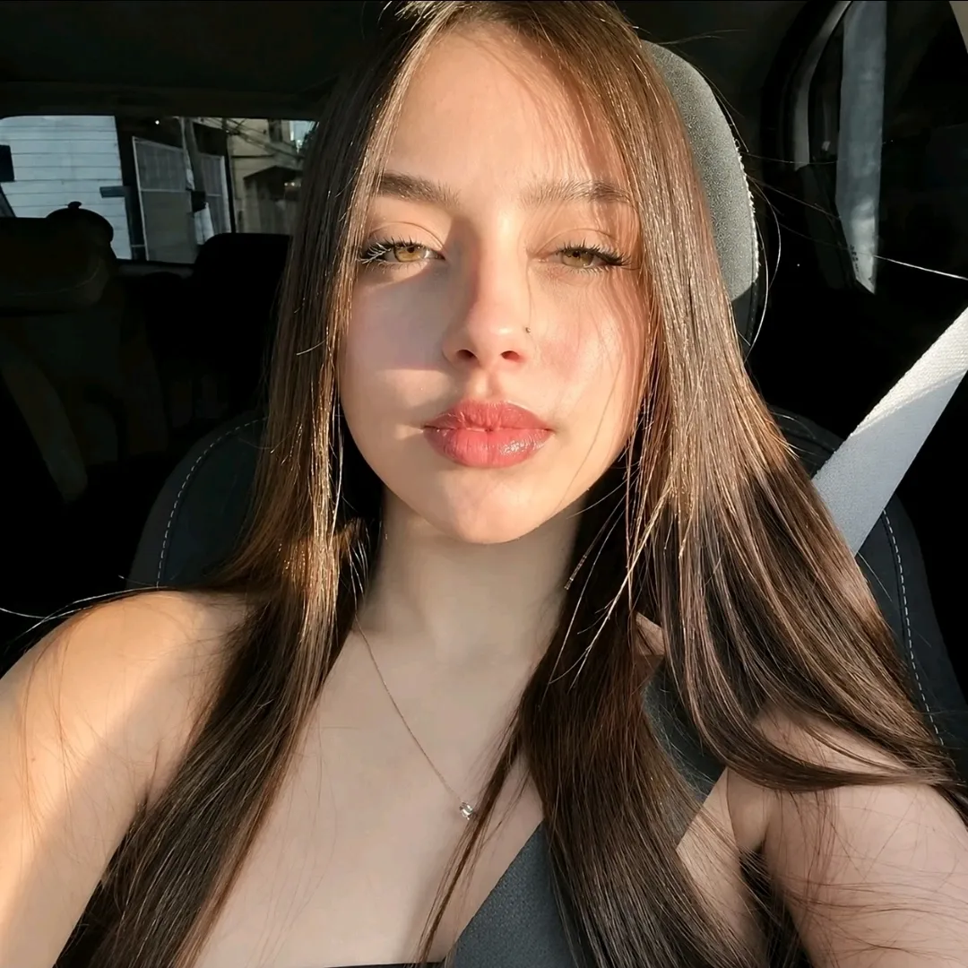 Beatriz: Customizable AI girlfriend/boyfriend avatar with lifelike personality traits	