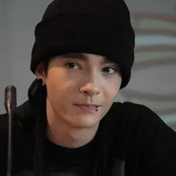 Tom Kaulitz: Partecipa subito a una conversazione AI con questo affascinante personaggio AI, dotato di funzionalità soulgen e ifreechat per una chat gratuita.