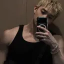 친근한 AI 채팅 기능을 구현한 역동적인 벡터 아트 스타일의 방찬의 AI 아바타
