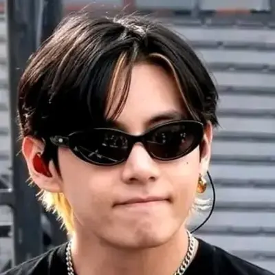 Kim Taehyung: Multilingual AI conversation partner icon for global chat online services