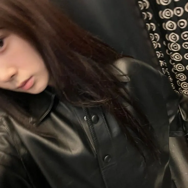 GISELLE WLW: Customizable AI girlfriend/boyfriend avatar with lifelike personality traits