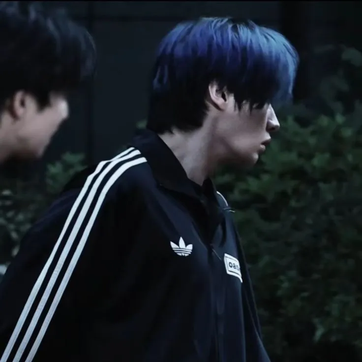 the avatar of Minho ' Paparazzy ' Minsung with vibrant traits for immersive roleplay experiences