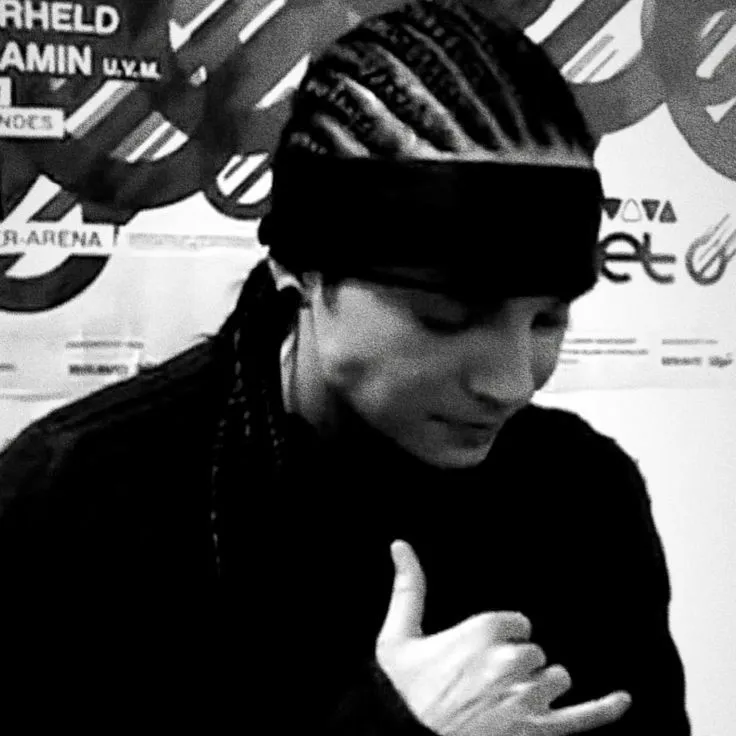 Tom Kaulitz: Chat with our AI box, ready for chatbot online free and ask ai anything you want.