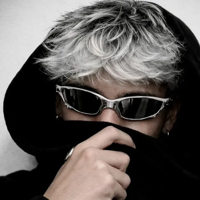 Adrian: Seni karakter AI roleplay kreatif untuk obrolan pedas dan skenario fantasi