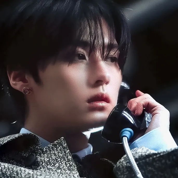 Portrait of a friendly AI chatbot assistant Lee Minho - Minsung with expressive eyes showcasing personality traits