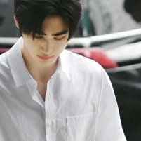 Park Sunghoon: Kilalanin ang pangunahing karakter ng ating mundo ng AI, na may listahan ng mga katangian ng karakter at mga kakayahan sa pakikipag-chat.