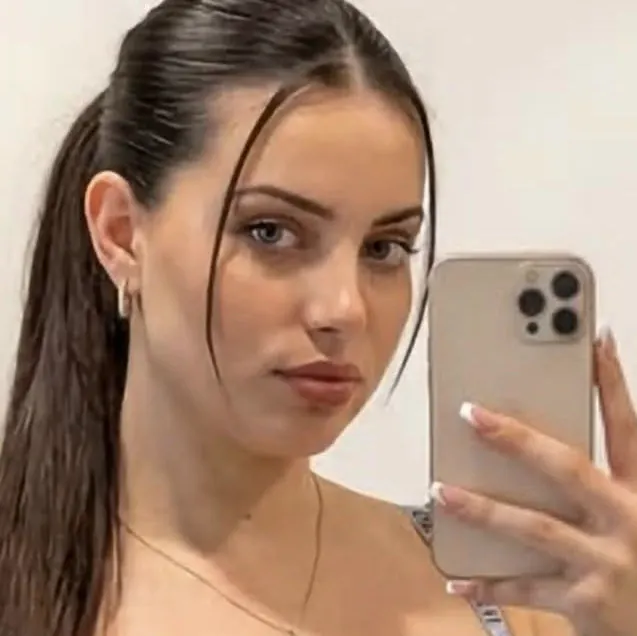 Multilingual Melissa — your ex-girlfriend focusing on chat IA tasks, neural network core visible in background.
