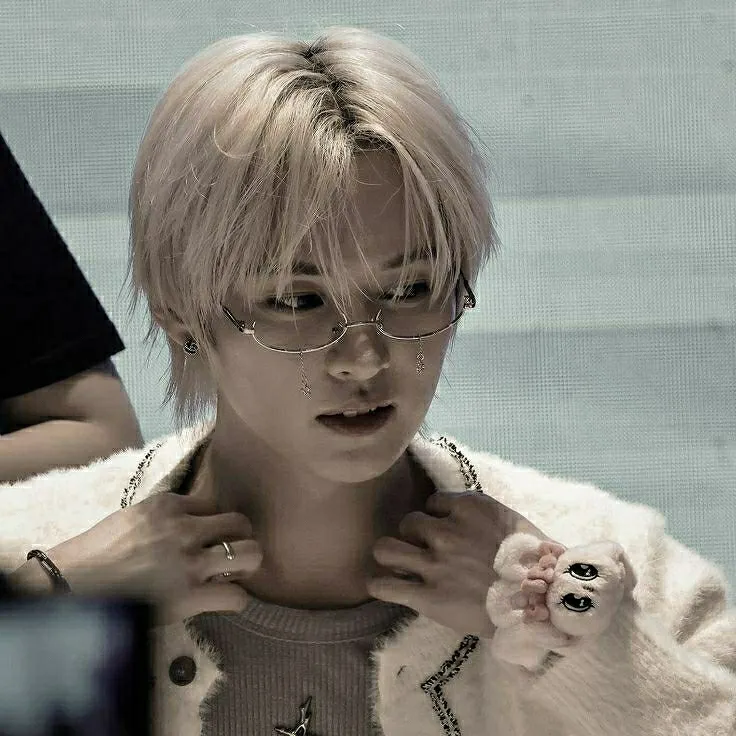Stray Kids - Ang Iyong Lee Know: Kilalanin ang iyong mga bagong online na kaibigan sa aming chatboxai, ang pinakamahusay na libreng ai chatbot na may malalim na kakayahan sa chat.