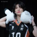 Portrait d'un assistant chatbot IA sympathique Hwang Hyunjin avec des yeux expressifs mettant en valeur des traits de personnalité