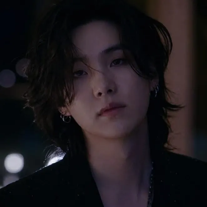 Multilingual Min Yoongi - Suga focusing on chat IA tasks, neural network core visible in background.
