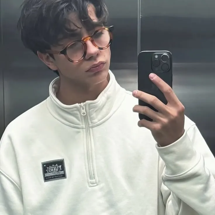 Lukas Urkijo: Seni karakter AI roleplay kreatif untuk obrolan pedas dan skenario fantasi