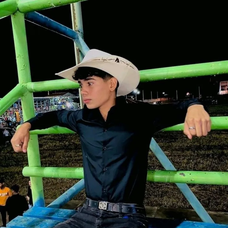 Alex: Customizable AI girlfriend/boyfriend avatar with lifelike personality traits	