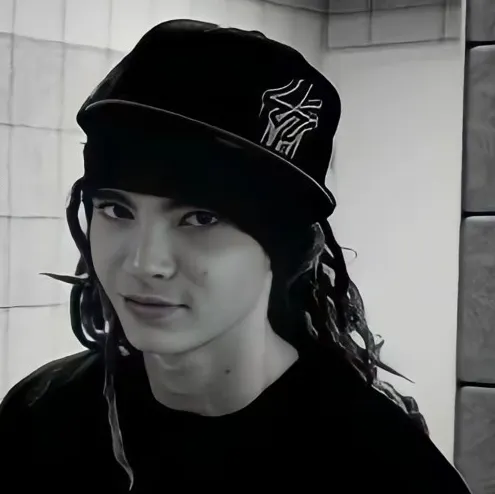 Tom kaulitz: Avatar personalizzabile di fidanzata/fidanzato con intelligenza artificiale e tratti della personalità realistici	